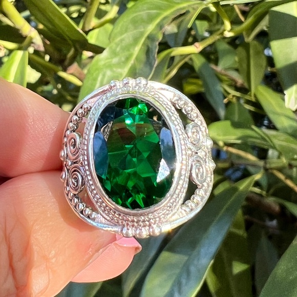 VINTAGE LARGE VIVID GREEN OVAL PASTE GLASS RING 925 STERLING SILVER ORNATE